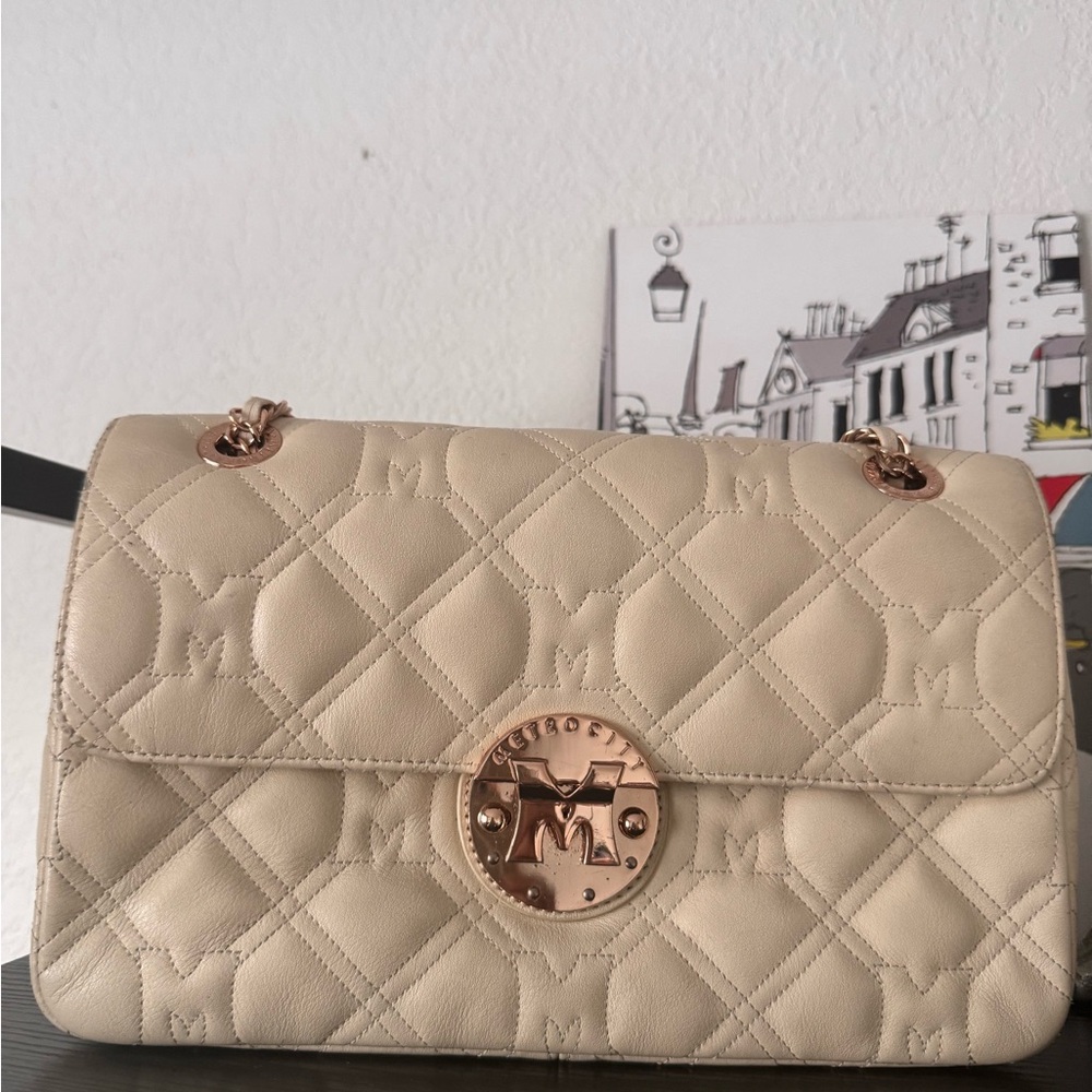 Cream Quilted Shoulder Bag with Rose Gold-Tone Chain and Emblem - Picture 2 of 6